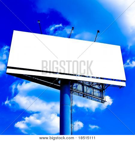 Blank billboard grande sobre o céu azul, colocar o seu texto
