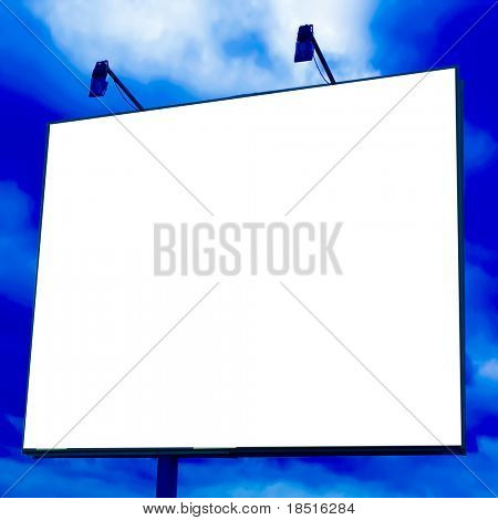 Placa grande em branco sobre o céu azul