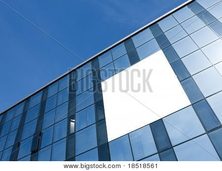 transparente Glaswand mit leere Plakat des Wolkenkratzers