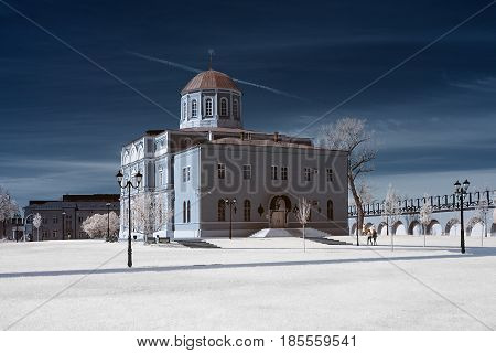 The landscape is shot on a specially installed camera on which a filter is installed that does not allow the visible range of light to be visible. But only infrared radiation. With this shooting the grass and foliage of the trees in white pink or red colo