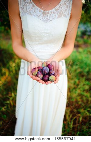 Beautiful Bride Holding A Lot Of Cream, A Wonderful Summer Day