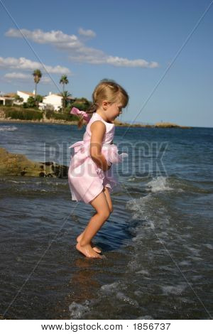 Девушка Jumping волны