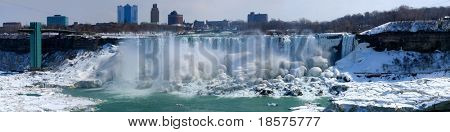 Americká Niagara Falls, a na krajní pravici menší Bridal Veil Falls, v uprostřed zimy.