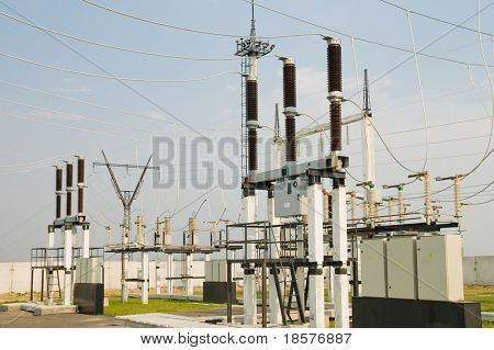 vista à subestação de alta tensão com interruptor e disconnector