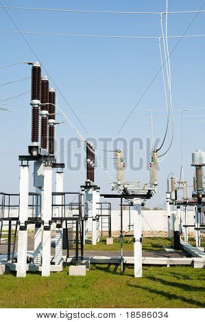 parte da subestação de alta tensão, com interruptores e seccionadores
