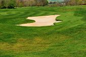 Bunker mit Sand auf einem Golfplatz