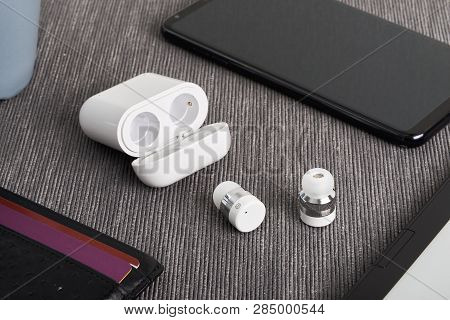 Wireless Cordless Bluetooth Earbuds And Chargeable Case With Smart Devies And Card Wallet