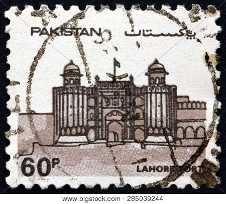 Pakistan - Circa 1984: A Stamp Printed In Pakistan Shows The Lahore Fort Is A Citadel In The City Of