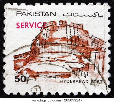 Pakistan - Circa 1986: A Stamp Printed In Pakistan Shows Hyderabad Fort (pacco Qillo), Is A Citadel 