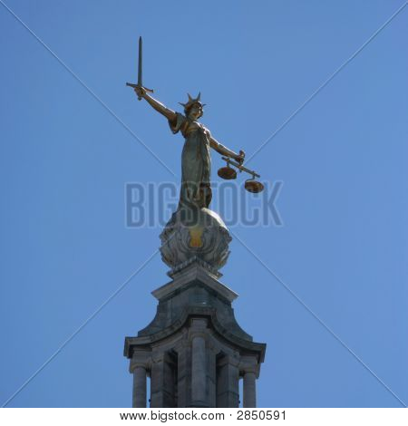 Estatua en la vieja corte Baily