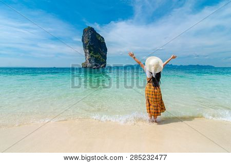 Koh Poda, Women Are Happy, Krabi Thailand