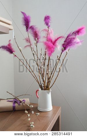 Fastelavnsris decorated with feathres and Fastelavn gifts on a table