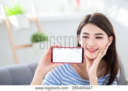 Pretty Woman Show Her Brandnew Smart Phone With Empty Screen