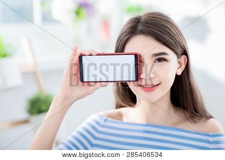 Pretty Woman Show Her Brandnew Smart Phone With Empty Screen