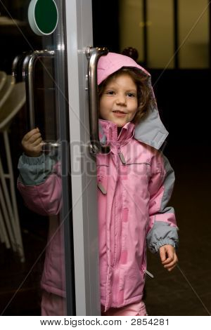 女の子は、ドアが開きます