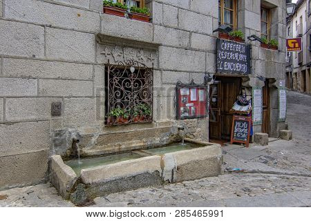 Alberca, Salamanca, Spain; June 2015: Fountain  And Buildings Of The Medieval Village Of La Alberca 