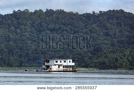 House Boat Temenggor Lake