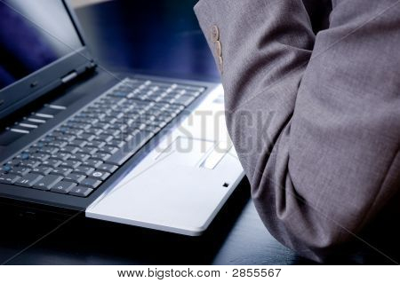 Uomo d'affari pensiero davanti a un Computer portatile
