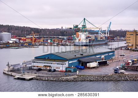 Talin. Estonia 17 Des 2018: Container Ship Loading In Port