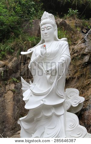 Kwun Yam Statue, Ten Thousand Buddhas Monastery