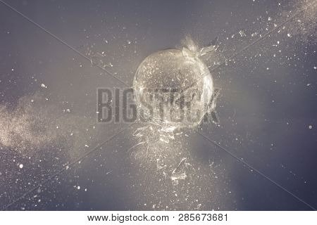 explosion of glass sfere, high speed photography