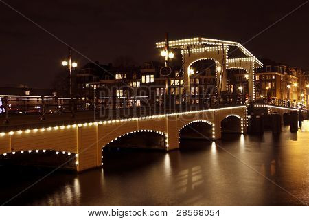 Thiny bridge v noci v Amsterdamu v Nizozemsku