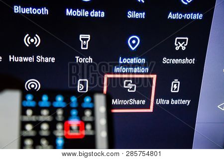 Los Angeles, California, Usa - February 21, 2019. Hands Holding A Smartphone On The Background Of Th