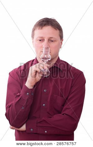 Man ist bei einem Glas Grappa riechen.