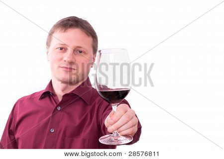 Man hÃ¤lt ein Glas Rotwein