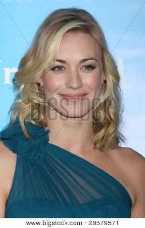 LOS ANGELES - 6 gennaio: Yvonne Strahovski arriva al NBC Universal All-Star Winter TCA Party al Th