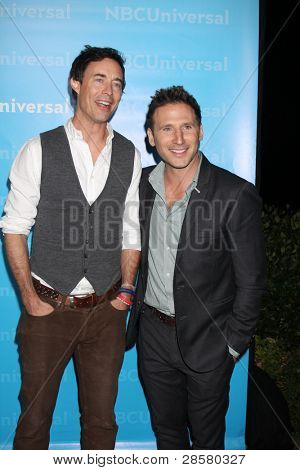 LOS ANGELES - JAN 6: Tom Cavanagh, Mark Feuerstein ankommer til NBC Universal All-Star vinter TCA