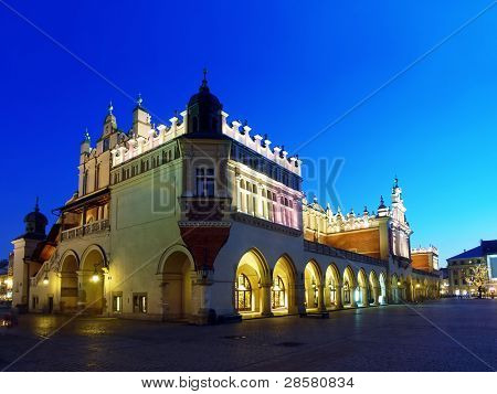 Gothique Cloth Hall Sukiennice sur la place du marché à Cracovie par nuit