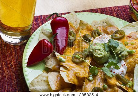 Nachos con peperoni rossi e birra