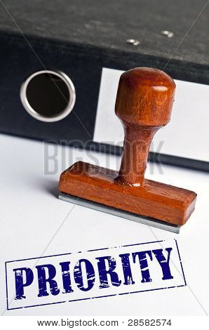 Prioritou razítko na bílém papíře