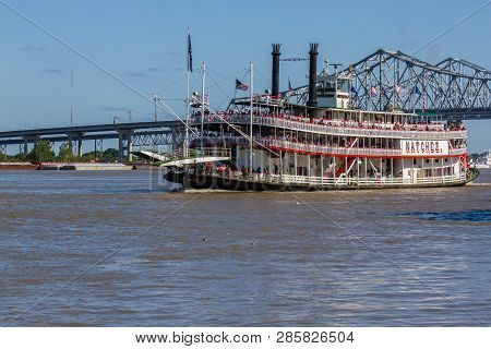 New Orleans, Louisiana, Usa - March 31, 2018: Natchez Steamboat Cruising In Front Of Bridge On Missi