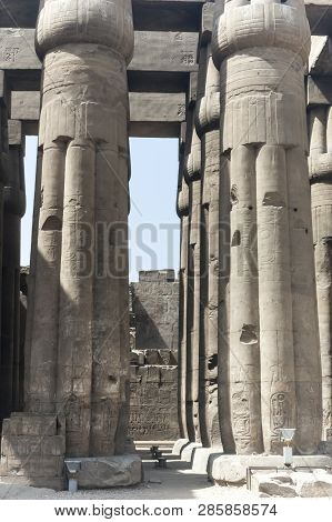 Luxor, Egypt - April 15 2008: Il Portico Di Amenofis Iii, Complesso Di Karnak, Luxor, Egitto