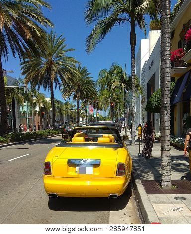 Beverly Hills,ca - August 14, 2018: Yellow Car At Rodeo Drive,beverly Hills Ca. Rodeo Drive Is A Sho