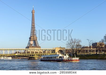 Paris, France - January 14, 2018: Sunset Over Bir-hakeim Bridge With Boat In Foreground And Eiffel T