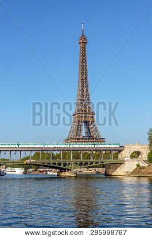 Paris, France - August 15, 2018: Metro Crossing Bir-hakeim Bridge With Eiffel Tower In Background - 