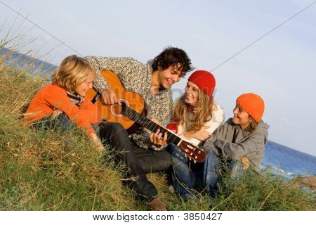 Lykkelig familie spille Guitar