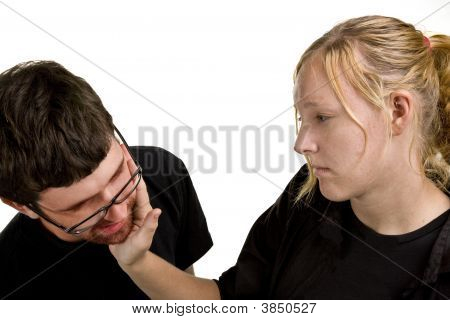 Jovem casal lutando