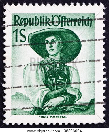 Postimerkki Itävalta 1948 nainen-Tirolin Pustertalin alueella