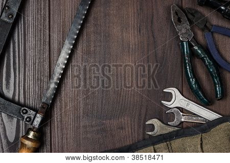 Rusty costruzione strumenti sullo sfondo in legno