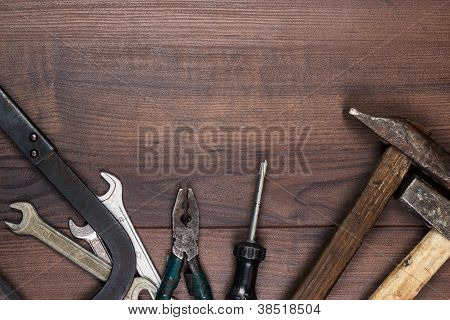 Strumenti di costruzione Rusty sullo sfondo in legno