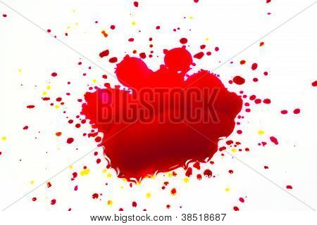 Капли чернил смешанные цвета на белый Background.red,yellow