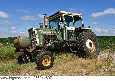 Madison, South Dakota, August 5, 2020:the Retired Old Tractor 1855 Is A Product From Oliver Farm Equ