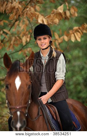 Ung flicka Rider en häst
