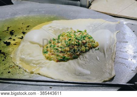 Martabak Telor Or Omelette Martabak. Savoury Pan-fried Pastry Stuffed With Egg, Meat And Spices. Tra