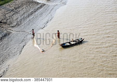South 24 Pargana West Bengal India On March 25th 2017: Fishing Couple Are Busy To Collecting Fish In