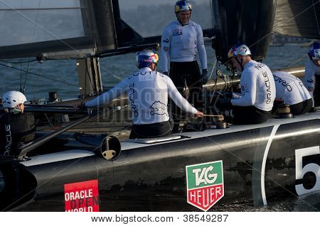 SAN FRANCISCO, CA - 4. října: Oracle tým USA kapitánem mužstva cambridgeské university v Russell Coutts připravuje pro Ameriku 